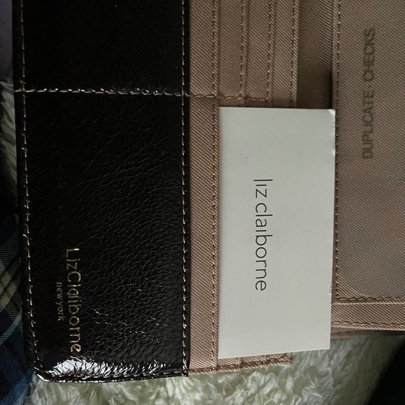 New Liz Claibourne Wallet - Picture 3 of 5